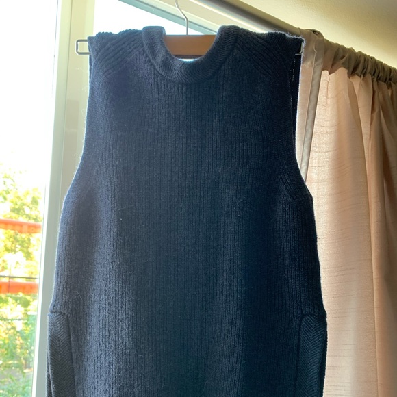 Sleeve less Aritzia sweater